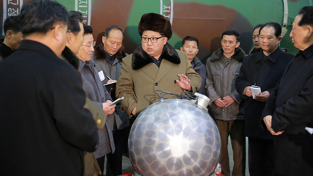 מרס 2016: קים ג'ונג אין ליד "ראש נפץ גרעיני מוקטן" (צילום: EPA) (צילום: EPA)