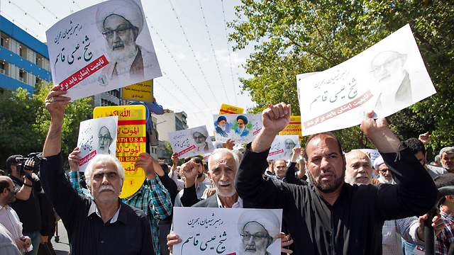 הפגנות בטרהן נגד הסעודים. "רוצחים את עולי הרגל" (צילום: AP) (צילום: AP)