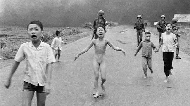 1972. "ילדת הנפלם" קים פוק נמלטת עירומה מכפר בדרום וייטנאם (צילום: AP) (צילום: AP)