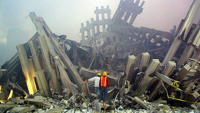 חיפוש הקורבנות בשרידי המגדלים שקרסו (צילום: AFP) (צילום: AFP)