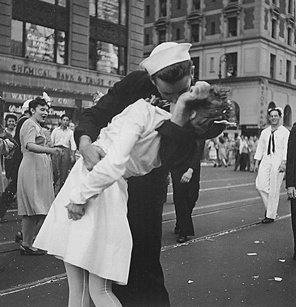 "המלח המנשק" בכיכר טיימס בניו יורק ביום האחרון של מלחמת העולם השנייה, 1945 (צילום: רויטרס) (צילום: רויטרס)