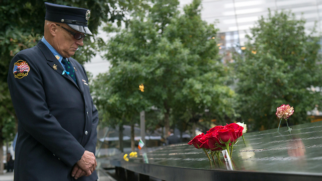 כבאי בגמלאות באתר ההנצחה בניו יורק (צילום: AP) (צילום: AP)