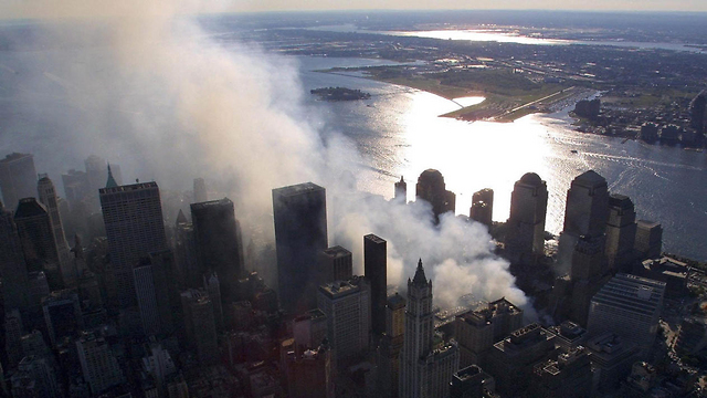 ענני האבק העצומים נשארו עוד הרבה ימים אחרי אסון התאומים. ניו יורק (צילום: EPA) (צילום: EPA)