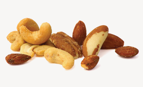 אגוזי מלך ופקאן די להשרות כחצי שעה, ואילו אגוזי ברזיל, קשיו ושקדים יש להשרות כ-6 לפני האכילה (צילום: Shutterstock)