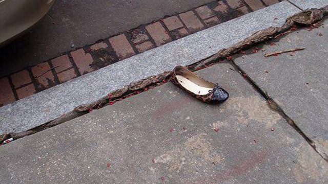 תמונה לא מאומתת, שמופצת ברשתות החברתיות, של הנעל שנפלה לקלינטון בדרך למכונית ()