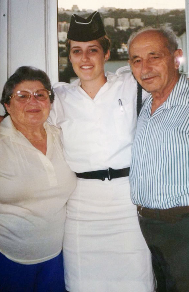 עם הסבא והסבתא בתקופת השירות הצבאי. "למדתי להיות בן אדם" (צילום: מתוך האלבום המשפחתי)