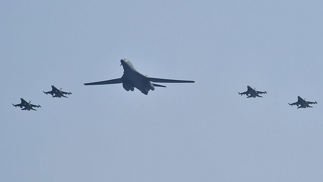 מפציץ מלווה במטוסי קרב בשמי דרום קוריאה (צילום: AFP) (צילום: AFP)