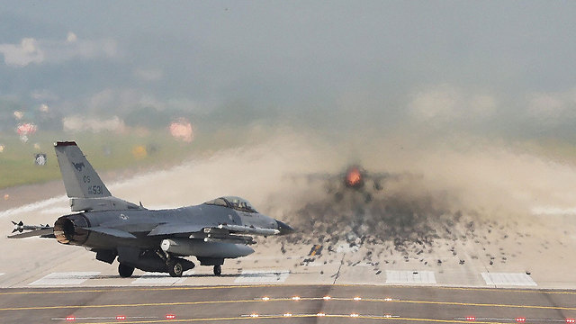 מטוס F-16 אמריקני ממריא בדרך לדרום קוריאה  (צילום: EPA) (צילום: EPA)