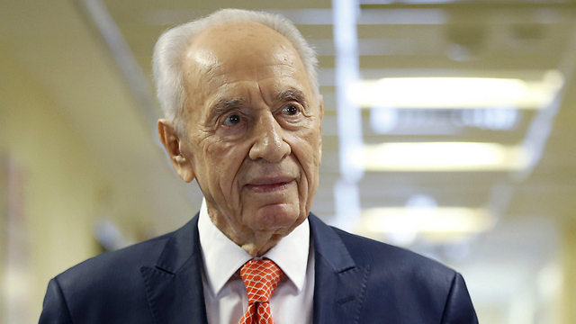 Peres at the hospital in January 2016 (Photo: Reuters)