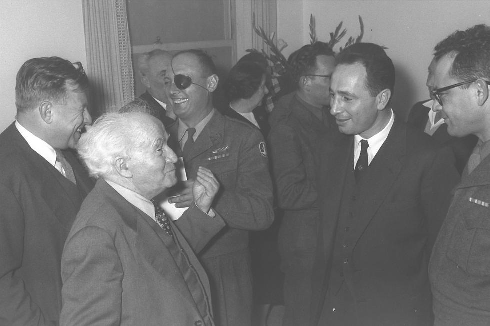 Peres, second on the right, with outgoing IDF chief Moshe Dayan to his right, incoming IDF chief Haim Laskov to his left, Prime Minister David Ben-Gurion and Jerusalem Mayor Teddy Kollek in 1958 (Photo: GPO)