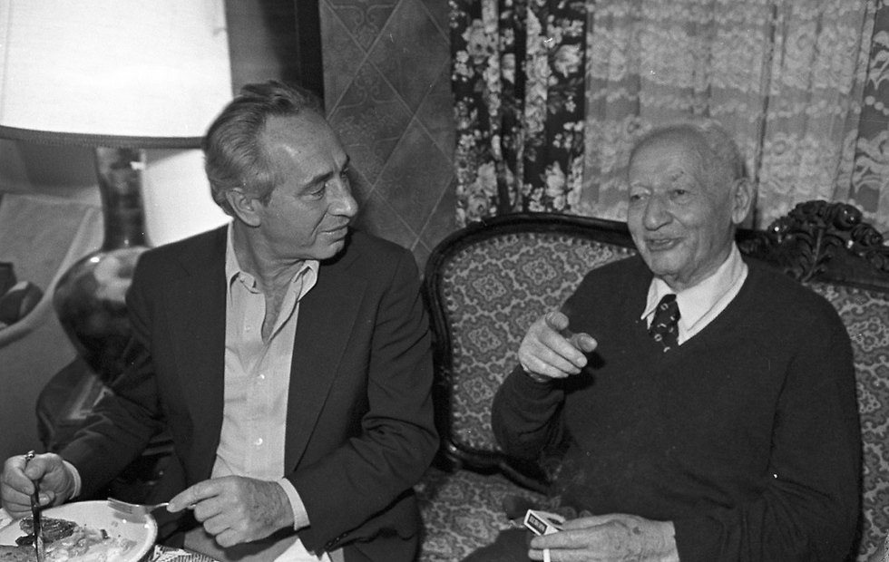 Peres with his father Yitzhak Perski in 1981 (Photo: David Rubinger)