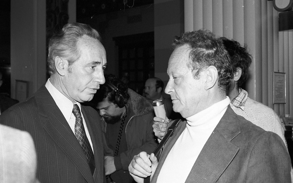 Peres meets with fellow Alignment member Yigal Allon in 1978 (Photo: David Rubinger)