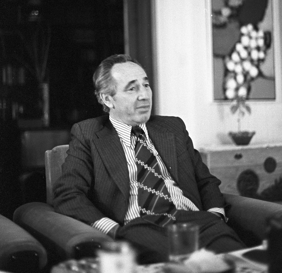 Peres at home in 1977 (Photo: David Rubinger)