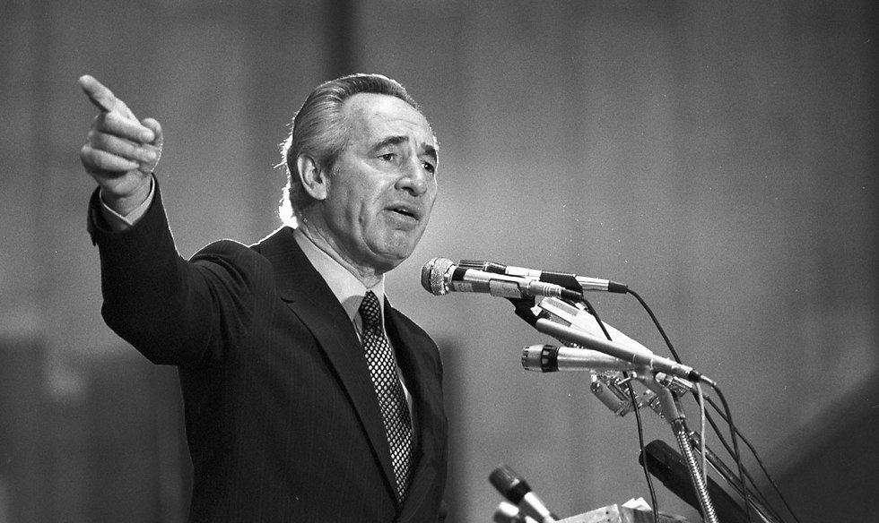 Peres speaking at a Labor party conference in 1980 (Photo: David Rubinger)