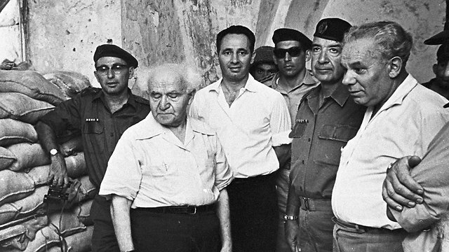 Давид Бен-Гурион (в центре), Шимон Перес и другие деятели Израиля в 1963 году. Фото: Давид Рубингер