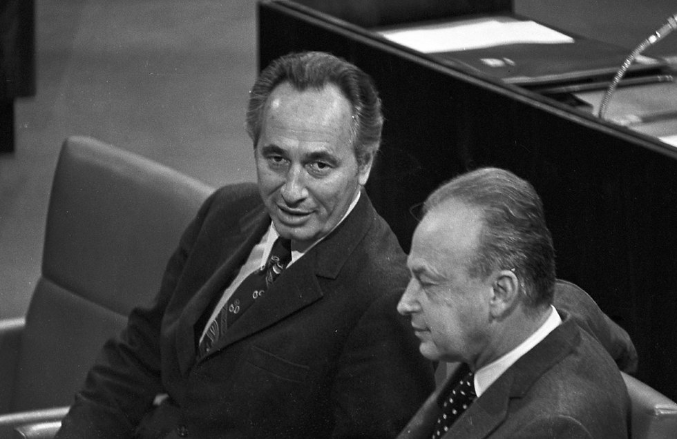 Peres with Yitzhak Rabin at the Knesset in 1986 (Photo: David Rubinger)