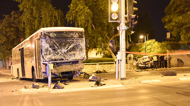 האוטובוס שבו התנגשו החשודים הנמלטים (צילום: הרצל יוסף) (צילום: הרצל יוסף)