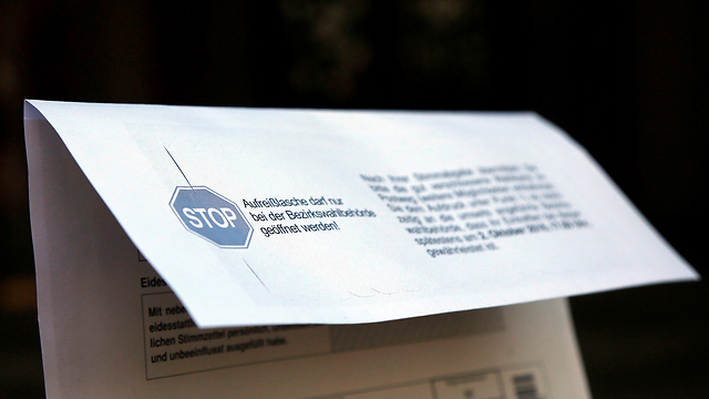 מעטפה מסוג המעטפות הסוררות. "נדרוש פיצויים" (צילום: רויטרס) (צילום: רויטרס)