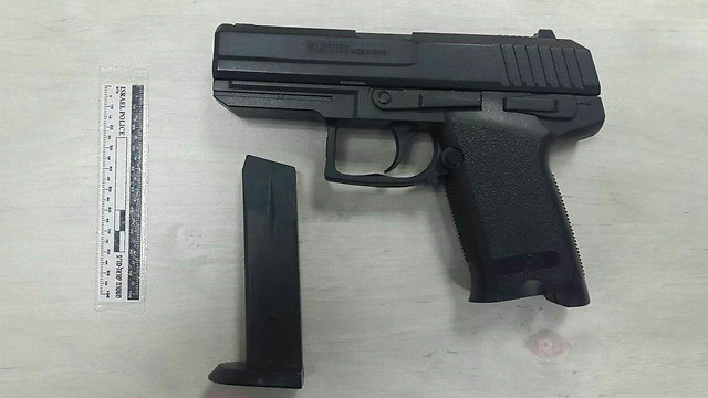 האקדח שבו השתמש התלמידי (צילום: דוברות המשטרה) (צילום: דוברות המשטרה)