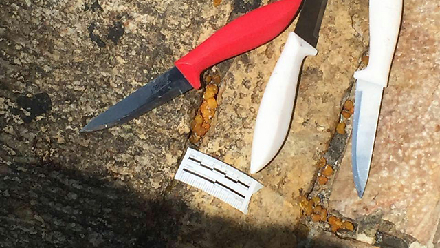 Knives that the Jordanian attacker had in his possesion.
