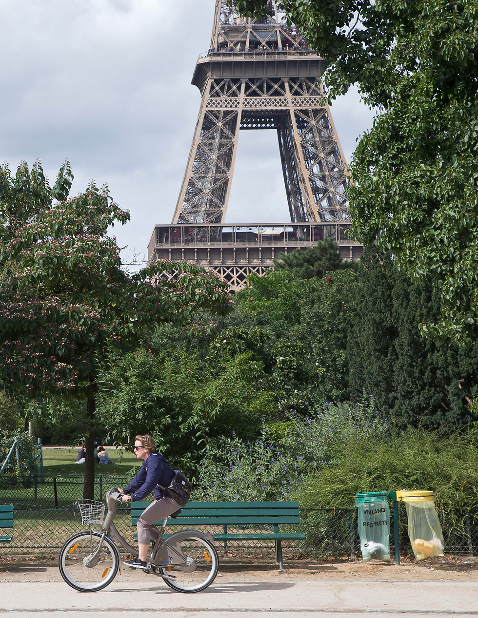 לשרוף זמן בפריז. מישהו צריך לפצות על זה (צילום: AP) (צילום: AP)