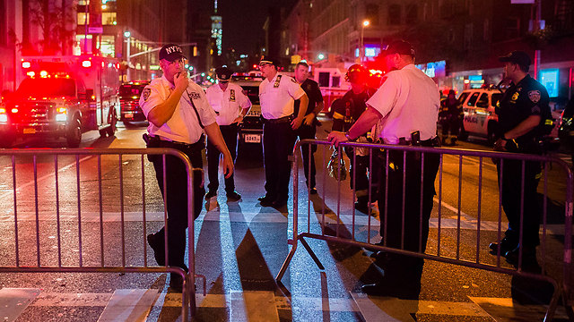 זירת האירוע בניו יורק, הלילה (צילום: AP) (צילום: AP)