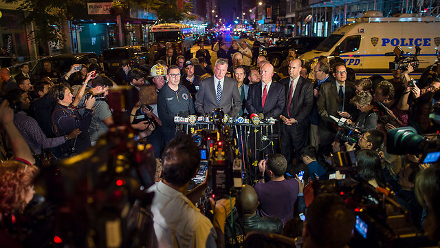 "פעולה מכוונת". ראש העיר ניו יורק דה בלאזיו בזירת הפיצוץ (צילום: AP) (צילום: AP)