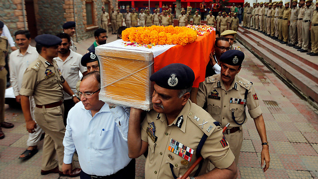 הלוויה של איש כוחות הביטחון ההודיים שנהרג בעימותים עם מורדים. סרינגאר (צילום: רויטרס) (צילום: רויטרס)