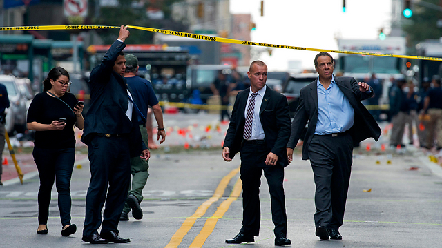 מושל ניו ג'רזי מגיע לזירת הפיצוץ שפצע 29 בני אדם בניו יורק, אתמול (צילום: AFP) (צילום: AFP)