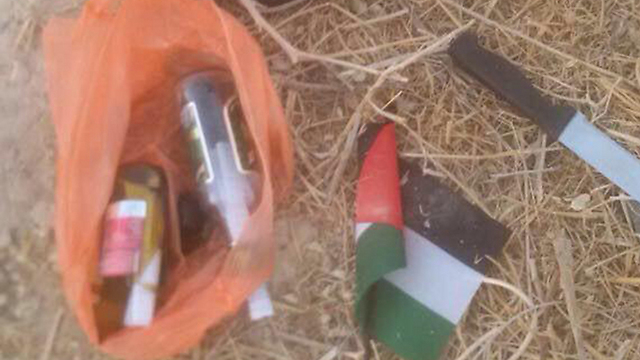 Molotov Cocktails and knife discovered (Photo: Police Spokesperson's Unit) (Photo: Israel Police)