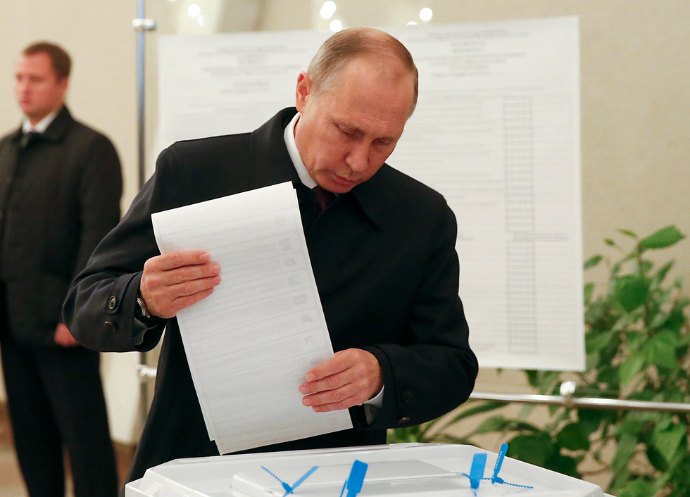 פוטין מצביע בבחירות, הבוקר (צילום: AP) (צילום: AP)