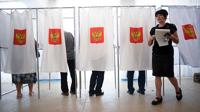 רוסים מצביעים בבחירות לפרלמנט בחצי האי קרים, לראשונה מאז סיפוחו לרוסיה (צילום: AP) (צילום: AP)