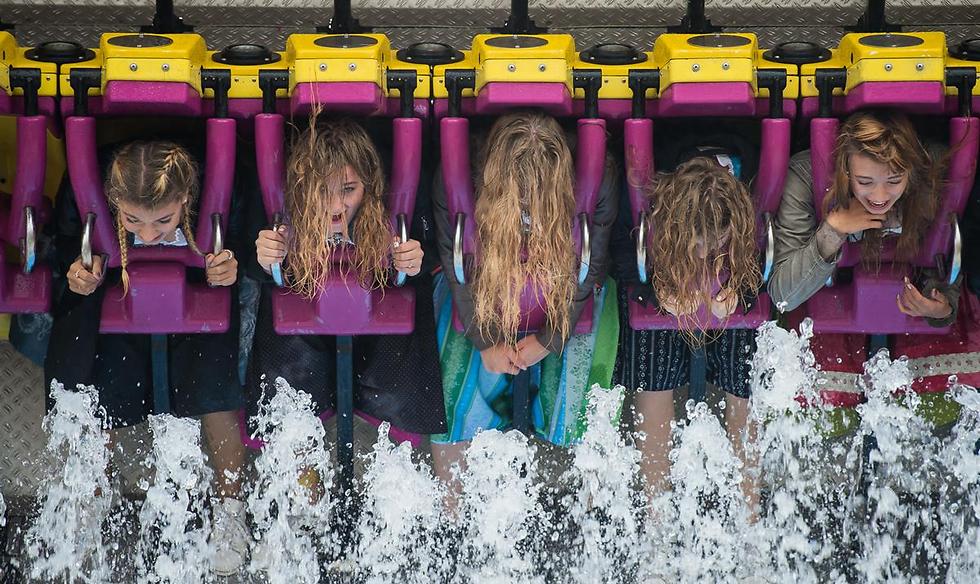 הבנות במתקני פארק השעושעים של אוקטוברפסט (צילום: Getty Images) (צילום: Getty Images)