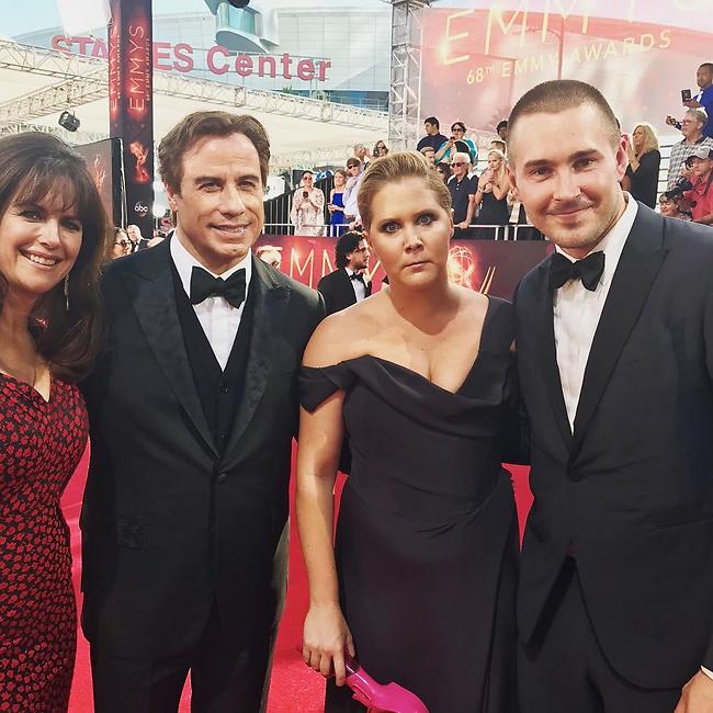 איימי שומר על השטיח עם ג'ון טרבולטה