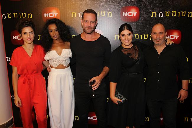 הקאסט של הסדרה "מטומטמת": ליאור רז, שני קליין, מיקי ליאון, רות אסרסאי ונעמי לבוב (צילום: אור גפן) הקאסט של הסדרה "מטומטמת": ליאור רז, שני קליין, מיקי ליאון, רות אסרסאי ונעמי לבוב (צילום: אור גפן)
