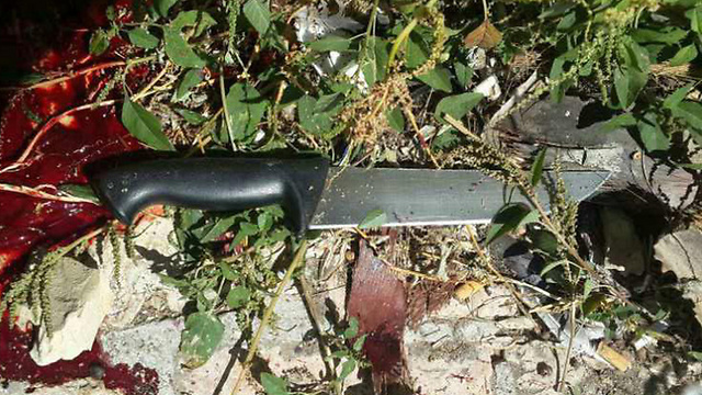 סכין ששימשה את אחד המחבלים (צילום: דוברות המשטרה) (צילום: דוברות המשטרה)