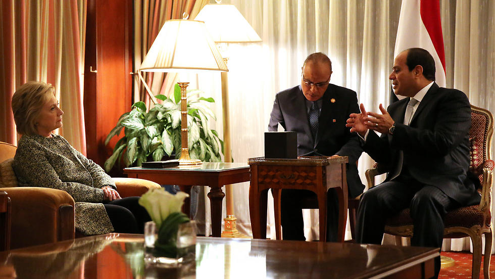 Clinton meets with al-Sisi (R) (Photo: Reuters)