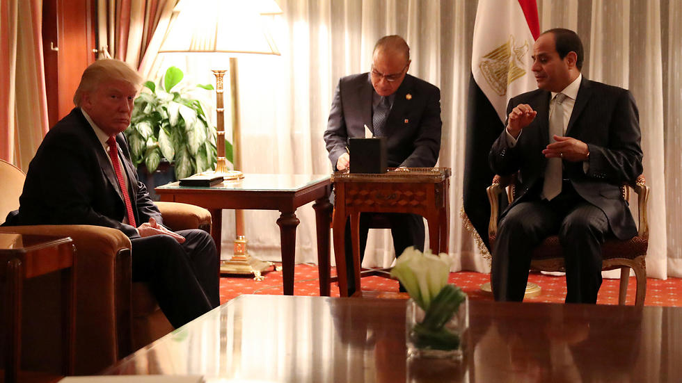 Trump (L) sits with al-Sisi (R) (Photo: Reuters)