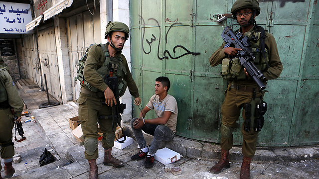 IDF soldiers in Hebron (Photo: EPA) 