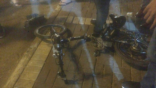 אחד מזוגות האופניים לאחר התאונה ()