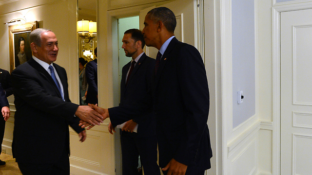 L: Netanyahu and Obama shaking hands (Photo: Kobi Gideon, GPO)