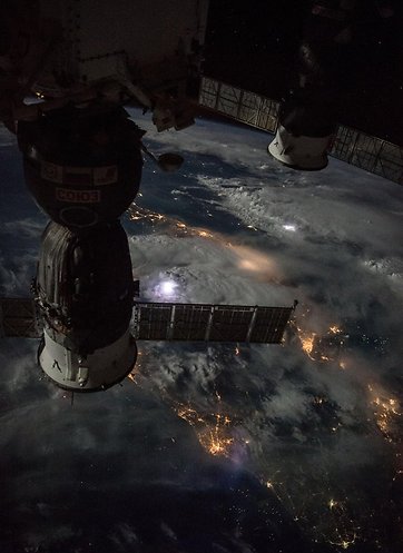 החללית סויוז וחללית אספקה עוגנות בתחנת החלל הבינלאומית (צילום: נאס"א)