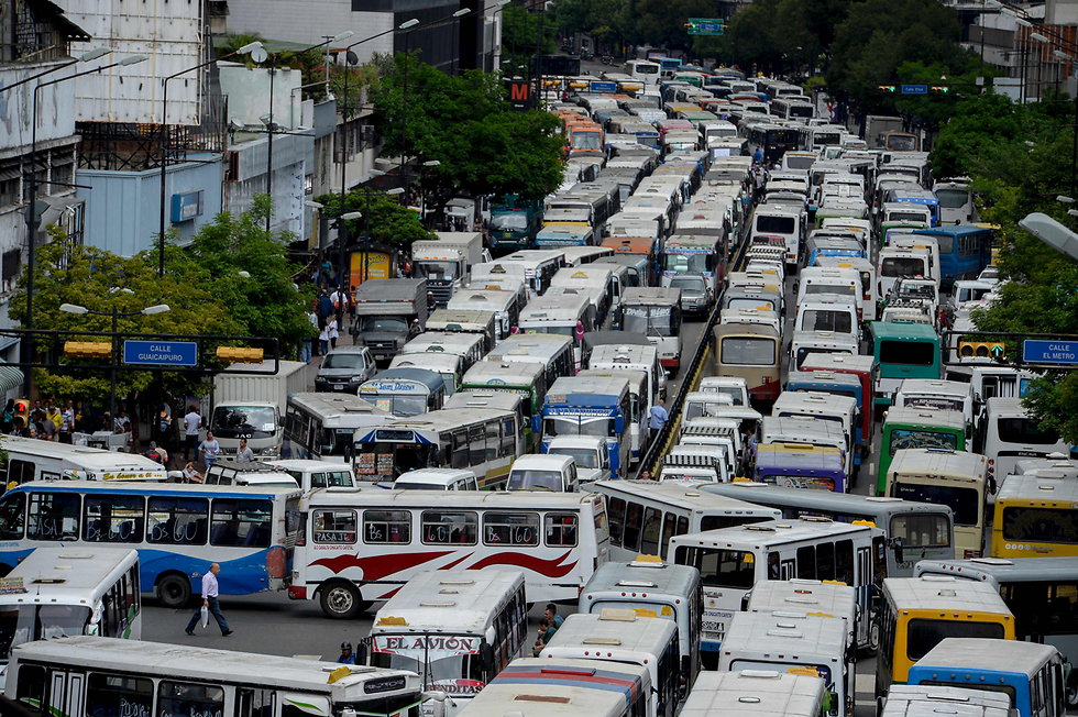 אוטובוסים חוסמים את השדרה המרכזית בקרקס (צילום: AFP) (צילום: AFP)