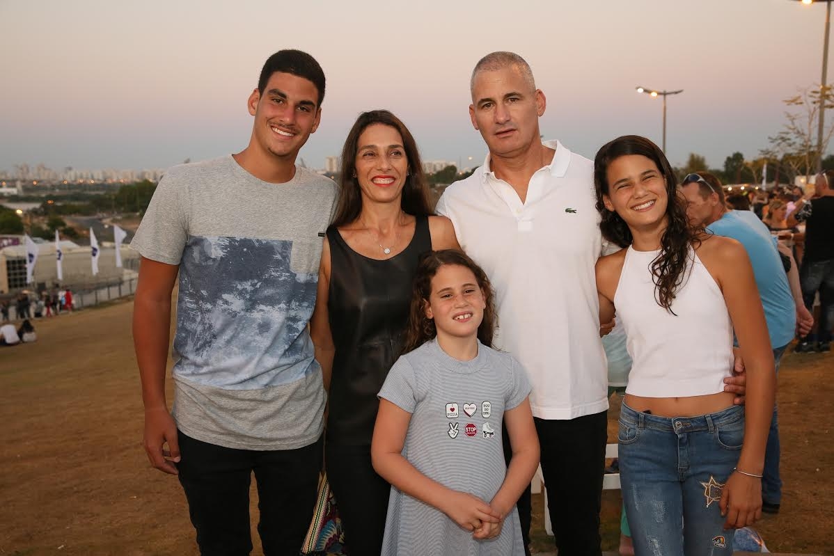 ניר גלבוע ומשפחתו  (צילום: שרונה אברהם ) (צילום: שרונה אברהם )