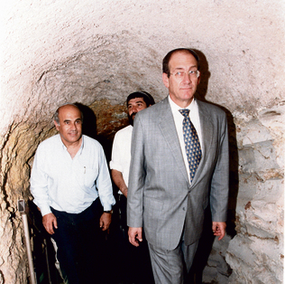ראש העירייה אולמרט במנהרת הכותל
