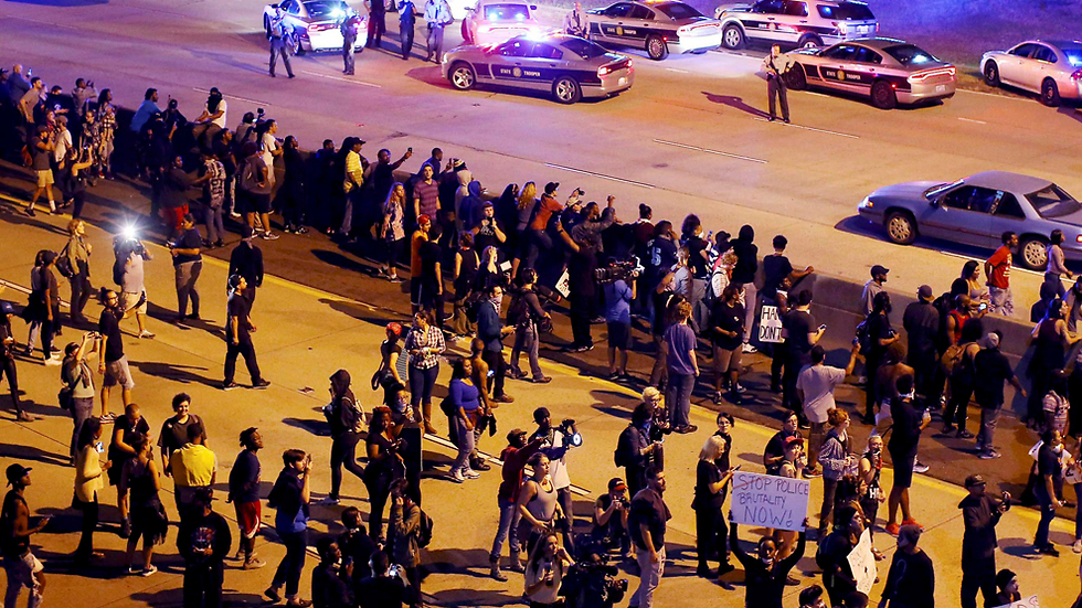 המהומות השבוע בצפון קרוליינה. "רוצים את הסרטון!" (צילום: רויטרס) (צילום: רויטרס)