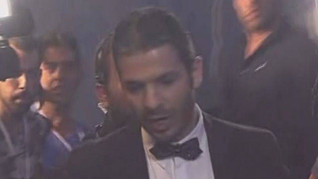 השחקן רועי אסף עלה לבמה והורחק (צילום: ערוץ 24) (צילום: ערוץ 24)