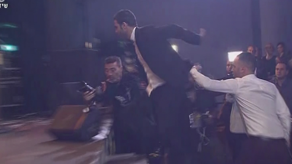 השחקן רועי אסף מתפרץ לבמה במהלך נאומה של שרת התרבות (צילום: ערוץ 24) (צילום: ערוץ 24)
