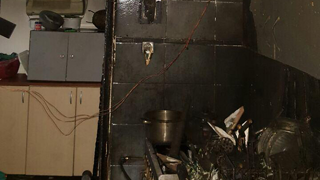 הדירה שנשרפה בבניין בצפת (צילום: דוברות כבאות אש והצלה מחוז צפון) (צילום: דוברות כבאות אש והצלה מחוז צפון)
