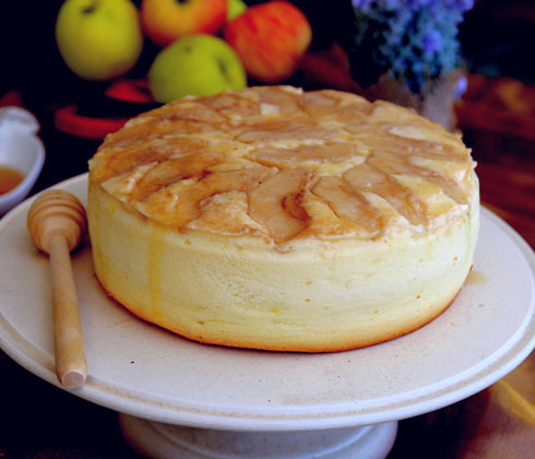 עוגת גבינה עם תפוח ודבש (צילום: דפנה אוסטר מיכאל)
